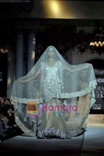 Model walk the ramp for Suneet Varma Show at HDIL India Couture Week, Grand Hyatt, Mumbai on 15th Oct 2009 (5).JPG