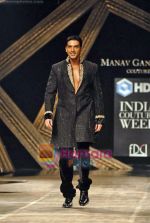 Zayed Khan walk the ramp for Manav Gangwani at HDIL India Couture Week, Grand Hyatt, Mumbai on 15th Oct 2009 (7).JPG