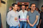 Vidhu Vinod Chopra, Rajkumar Hirani, Aamir Khan at the unveiling of movie 3 Idiots in Metro Big Cinemas, Mumbai on 30th Oct 2009 (17).JPG