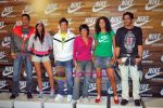 Mandira Bedi, Anushka Manchanda, Rocky S at Nike Sportswear Launch in Vie Lounge, Mumbai on 6th Nov 2009 (3).JPG