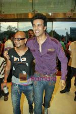 Aamir Ali at Cut-a-thon hair cut event all day in Oberoi Mall on 8th Nov 2009 (5).JPG