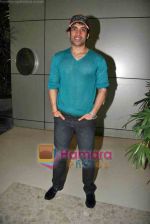Tusshar Kapoor at Cut-a-thon hair cut event all day in Oberoi Mall on 8th Nov 2009 (5).JPG