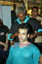 Tusshar Kapoor at Cut-a-thon hair cut event all day in Oberoi Mall on 8th Nov 2009 (9).JPG