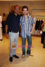 Neil Mukesh, Narendra Kumar at Narendra Kumar Ahmed_s men_s collection launch in AZA on 14th Nov 2009 (13).JPG