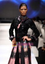 at Tarun Tahiliani and Malini Ramani showcase at Jakarta Fashion Week on 15th Nov 2009 (102).JPG
