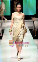 at Tarun Tahiliani and Malini Ramani showcase at Jakarta Fashion Week on 15th Nov 2009 (17).JPG