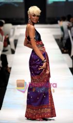 at Tarun Tahiliani and Malini Ramani showcase at Jakarta Fashion Week on 15th Nov 2009 (37).JPG