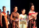 at Tarun Tahiliani and Malini Ramani showcase at Jakarta Fashion Week on 15th Nov 2009 (45).JPG