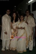 Aishwarya Rai Bachchan, Abhishek Bachchan, Amitabh Bachchan, Jaya Bachchan at Madhushala launch on 28th Nov 2009 (8).JPG