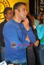 Salman Khan at Gold_s Gym -Mega Spinnathon 2009 in Banstand, Bandra on 1st Dec 2009 (25).JPG