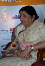 Lata Mangeshkar at the French cultural festival Bonjour India in Mumbai on 2nd Dec 2009 (6).JPG