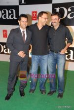 Aamir Khan, Vidhu Vinod Chopra at Paa premiere in Mumbai on 3rd Dec 2009 (2).JPG