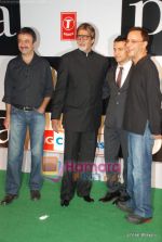 Amitabh Bachchan, Aamir Khan, Vidhu Vinod Chopra at Paa premiere in Mumbai on 3rd Dec 2009 (77).JPG