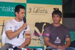 Aamir Khan, Sharman Joshi at Pantaloons 3 Idiots fashion show in Phoneix Mill on 4th Dec 2009 (23).JPG