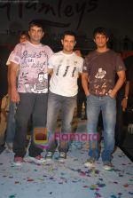 Aamir Khan, Sharman Joshi, Madhavan at Pantaloons 3 Idiots fashion show in Phoneix Mill on 4th Dec 2009 (10).JPG