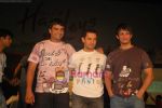 Aamir Khan, Sharman Joshi, Madhavan at Pantaloons 3 Idiots fashion show in Phoneix Mill on 4th Dec 2009 (5).JPG