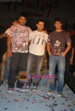 Aamir Khan, Sharman Joshi, Madhavan at Pantaloons 3 Idiots fashion show in Phoneix Mill on 4th Dec 2009 (6).JPG