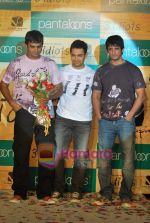 Madhavan, Aamir Khan, Sharman Joshi at Pantaloons 3 Idiots fashion show in Phoneix Mill on 4th Dec 2009 (10).JPG