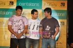 Madhavan, Aamir Khan, Sharman Joshi at Pantaloons 3 Idiots fashion show in Phoneix Mill on 4th Dec 2009 (14).JPG
