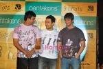 Madhavan, Aamir Khan, Sharman Joshi at Pantaloons 3 Idiots fashion show in Phoneix Mill on 4th Dec 2009 (15).JPG
