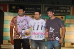 Madhavan, Aamir Khan, Sharman Joshi at Pantaloons 3 Idiots fashion show in Phoneix Mill on 4th Dec 2009 (2).JPG