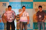 Madhavan, Aamir Khan, Sharman Joshi at Pantaloons 3 Idiots fashion show in Phoneix Mill on 4th Dec 2009 (6).JPG