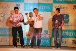 Madhavan, Aamir Khan, Sharman Joshi at Pantaloons 3 Idiots fashion show in Phoneix Mill on 4th Dec 2009 (7).JPG
