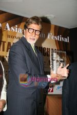 Amitabh Bachchan recieves Asian Culture Award in Fun Republic, Mumbai on 7th Dec 2009 (18).JPG