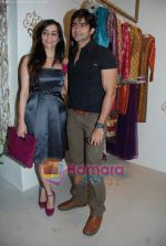 Tina and Hussain at the Launch of VIKRAM PHADNIS boutique with Malaga  launches his exclusive boutique in Juhu on 12th Dec 2009 (46).jpg