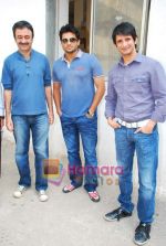Sharman Joshi, Madhavan, Rajkumar Hirani at 3 Idiots promotional event in Radio Mirchi on 16th Dec 2009 (5).JPG