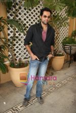Abhay Deol at Kingfisher calendar launch in Napeansea Road, Mallya_s residence on 20th Dec 2009 (213).JPG