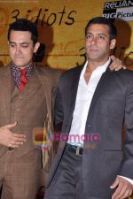 Aamir Khan, Salman Khan at 3 Idiots premiere in IMAX Wadala, Mumbai on 23rd Dec 2009 (17).JPG