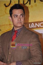 Aamir Khan at 3 Idiots premiere in IMAX Wadala, Mumbai on 23rd Dec 2009 (13).JPG