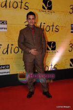 Aamir Khan at 3 Idiots premiere in IMAX Wadala, Mumbai on 23rd Dec 2009 (5).JPG