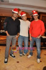 Aamir Khan, Madhavan, Sharman Joshi celebrate Christmas in Taj Land_s End on 25th Dec 2009 (13).JPG
