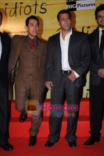 Aamir Khan, Salman Khan at 3 Idiots premiere in IMAX Wadala, Mumbai on 23rd Dec 2009 (12).JPG