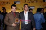 Aamir Khan, Salman Khan at 3 Idiots premiere in IMAX Wadala, Mumbai on 23rd Dec 2009 (8).JPG