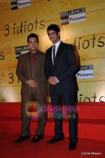 Aamir Khan, Sharman Joshi at 3 Idiots premiere in IMAX Wadala, Mumbai on 23rd Dec 2009 (3).JPG