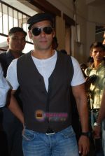 Salman Khan promotes Veer at college fest in Jamnabai, Mumbai on 4th Jan 2010 (39).JPG