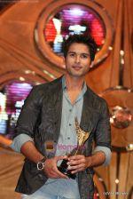 Shahid Kapoor at the Red Carpet of Apsara Awards in Chitrakot Grounds on 8th Jan 2010 (194).JPG
