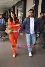Shilpa and Raj Kundra arrive in Mumbai after marriage in London hosted by Keith Vaz in Mumbai Airport on 11th Jan 2010 (12).JPG
