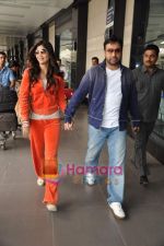 Shilpa and Raj Kundra arrive in Mumbai after marriage in London hosted by Keith Vaz in Mumbai Airport on 11th Jan 2010 (13).JPG