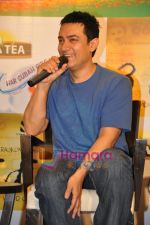 Aamir Khan meet Tata Tea-3 Idiots contest winners in J W Marriott, Juhu, Mumbai on 12th Jan 2010 (7).JPG