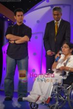 Aamir Khan at IBN7 Super Idols to honor achievers with disability in Taj Land_s End on 19th Jan 2010 (26).JPG