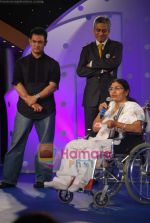 Aamir Khan at IBN7 Super Idols to honor achievers with disability in Taj Land_s End on 19th Jan 2010 (3).JPG