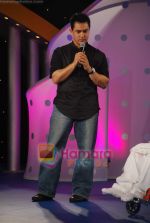 Aamir Khan at IBN7 Super Idols to honor achievers with disability in Taj Land_s End on 19th Jan 2010 (45).JPG