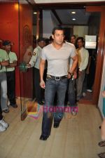 Salman Khan at Gold_s Gym and Veer Strength Challenge in Mumbai on 21st Jan 2010-1 (2).JPG