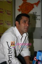 Salman Khan at Radio Mirchi studio in Parel on 21st Jan 2010 (5).JPG