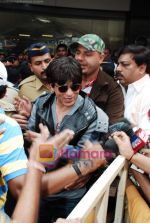 Shahrukh Khan arrive back in Mumbai Airport on 6th Feb 2010 (29).JPG