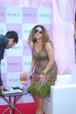 Tanaaz Currim launch Pond_s  Special Valentine�s Day Packs in Mumbai on 5th Feb 2010 (8).JPG